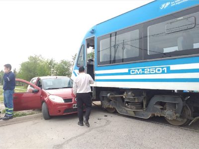 Embistió con su auto a una formación del Tren del Valle en un paso a nivel en Neuquén