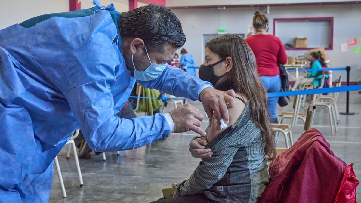 Un trabajador de la Salud aplica una vacuna contra el coronavirus. Fuente: (Twitter)