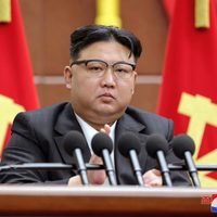 Kim Jong Un dice que Corea del Norte lanzará tres satélites espía más y producirá material nuclear