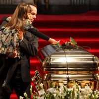 Entre gritos, porras y cantos, miles despiden a José José en Bellas Artes (Video)