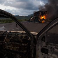Normalistas queman vehículos; exigen libertad de 41 estudiantes de Michoacán
