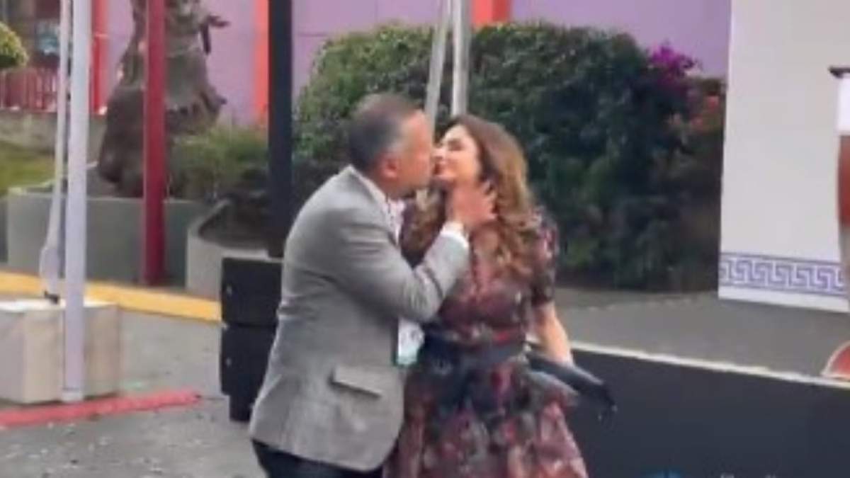 Carla Humphrey y Santiago Nieto a su llegada al debate presidencial
