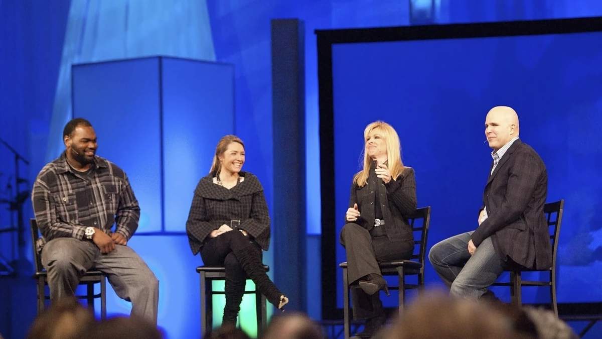 De izquierda a derecha Michael Oher, Collins Tuohy y Leigh Anne Tuohy, en una entrevista en 2010