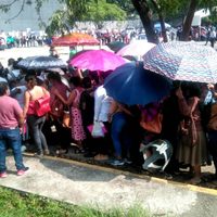 Damnificados de inundaciones en Tabasco se aglomeran en pleno repunte de covid-19