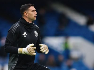 ¿Señal de salida? La razón por la que Dibu Martínez no estuvo en el debut de Aston Villa