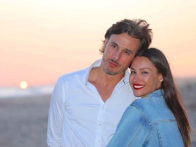 Roberto García Moritán le pone el cuerpo a la lucha contra el coronavirus y así lo acompaña Pampita