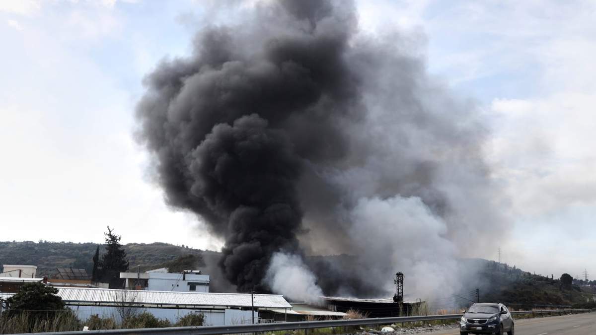Humo alzándose de una fábrica atacada durante combates entre fuerzas de seguridad sirias y hombres armados leales al expresidente Bashar Assad, en las afueras de Latakia, Siria, el viernes 7 de marzo de 2025