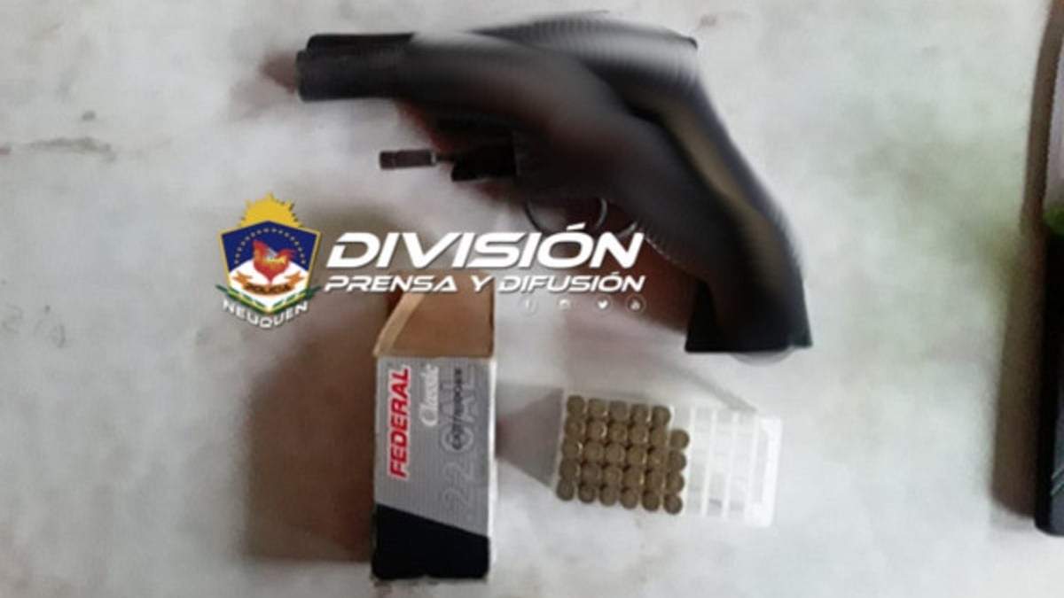 El arma fue secuestrado en el contexto de una investigación por violencia de género. Foto Prensa Policía.