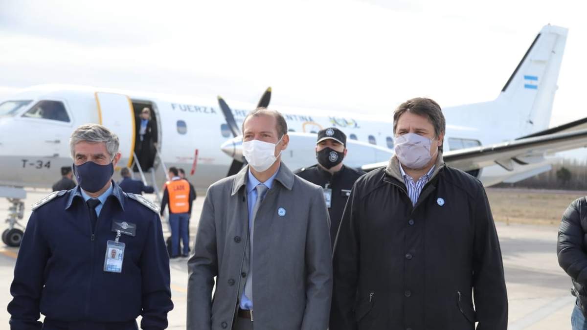 El gobernador Omar Gutiérrez participó de la recepción del primer vuelo. Fuente: (Twitter)