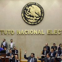 Vinculan a proceso a 4 directivos del INE por irregularidad en contrato millonario