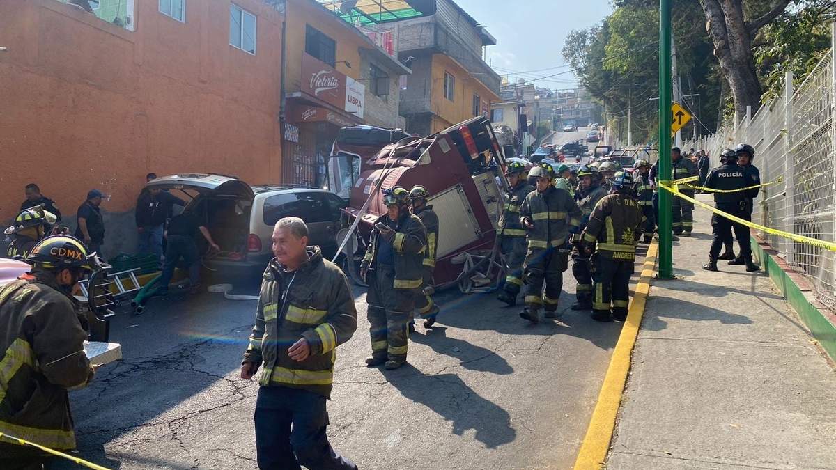 Bomberos chocan y vuelcan en Magdalena Contreras