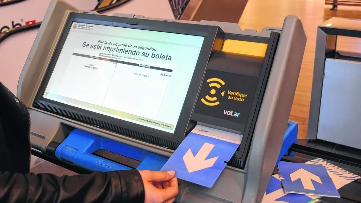 Voto con Boleta Única Electrónica. Fuente: (Twitter)