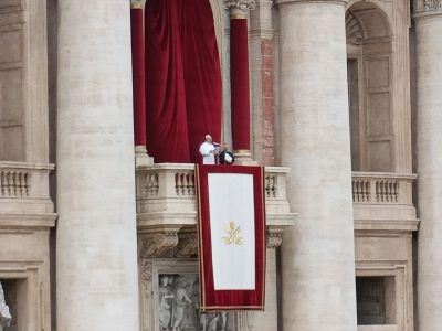 León XIV pide el "cese inmediato del fuego" en Gaza y Ucrania en su primer bendición dominical