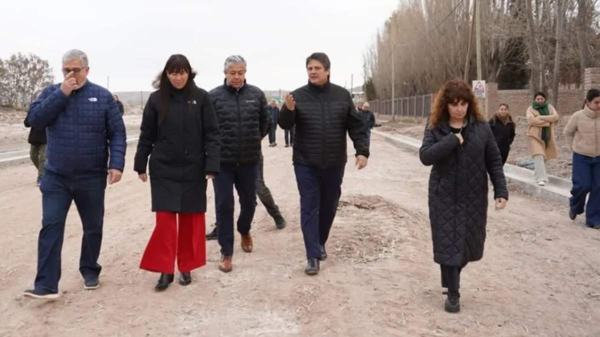 El gobernador Figueroa recorre la obra de la calle Crouzeilles con Mariano Gaido y Juleita Corroza. Fuente: (Neuquén Informa)