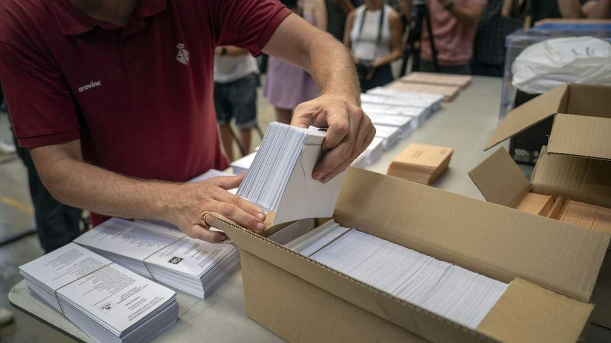 ARCHIVO - Un trabajador electoral muestra boletas a los medios antes de distribuirlos a centros de votación en un almacén de Barcelona, España, el 18 de julio de 2023