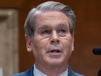 Secretario del Tesoro afirma que EU no renovará las exenciones para el petróleo iraní y ruso