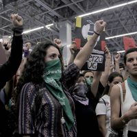 Feministas queman libros y cantan 'Un violador en tu camino” en la FIL de Guadalajara