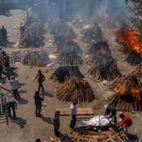 Cremaciones en la calle y muertes por falta de oxígeno en India