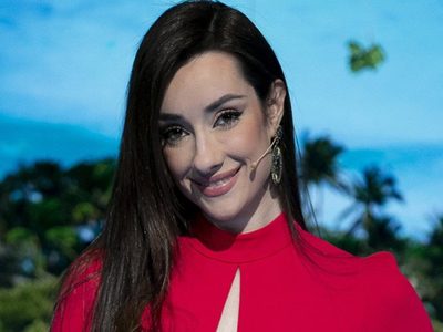 Diva total: Adara Molinero, bailando, muestra diferentes formas de usar un pañuelo