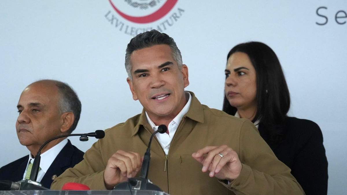 El senador del PRI, Alejandro Moreno en conferencia en el Senado de la República