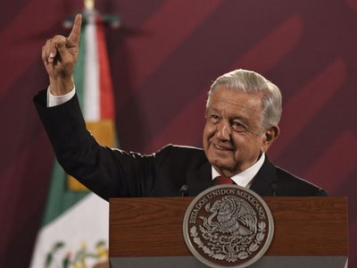 “Beatriz, aguanta, el pueblo se levanta”: esto dijo AMLO de la posible declinación de Paredes