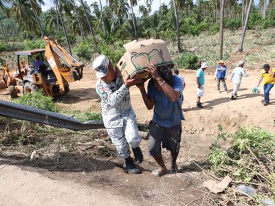 Sedena y GN reparten 133 toneladas de víveres en Oaxaca, Guerrero, Colima y Michoacán por John