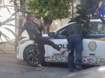Captan a una mujer insultando y pateando a un policía en la Benito Juárez (Video)
