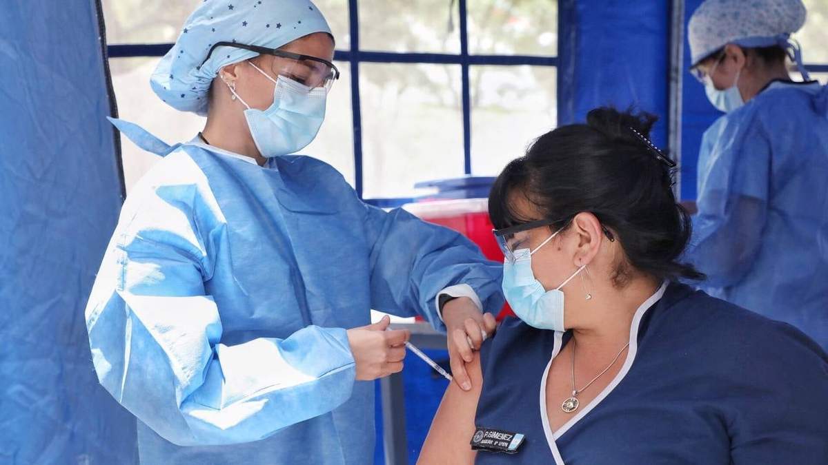 El personal de salud fue el primero en aplicarse la vacuna en Argentina. Fuente: (Twitter)