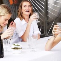 La modelo Cara Delevingne lanza al mercado un vino espumoso