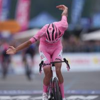 Isaac del Toro gana su primera etapa en el Giro de Italia y mantiene el liderato
