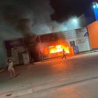 Cuatro tiendas y tres vehículos fueron quemados en la víspera del año nuevo en Tabasco