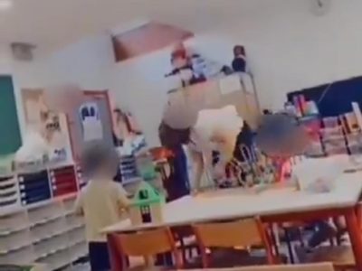 Maestra da golpe a una niña y la tira al suelo en una guardería (Video)