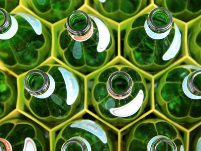 No tires las botellas de vidrio y reutilizalas con esta idea que le da un toque chic a tu living