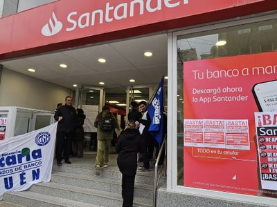 Protestas contra el Banco Santander por despidos masivos y cierre de tres sucursales en Neuquén