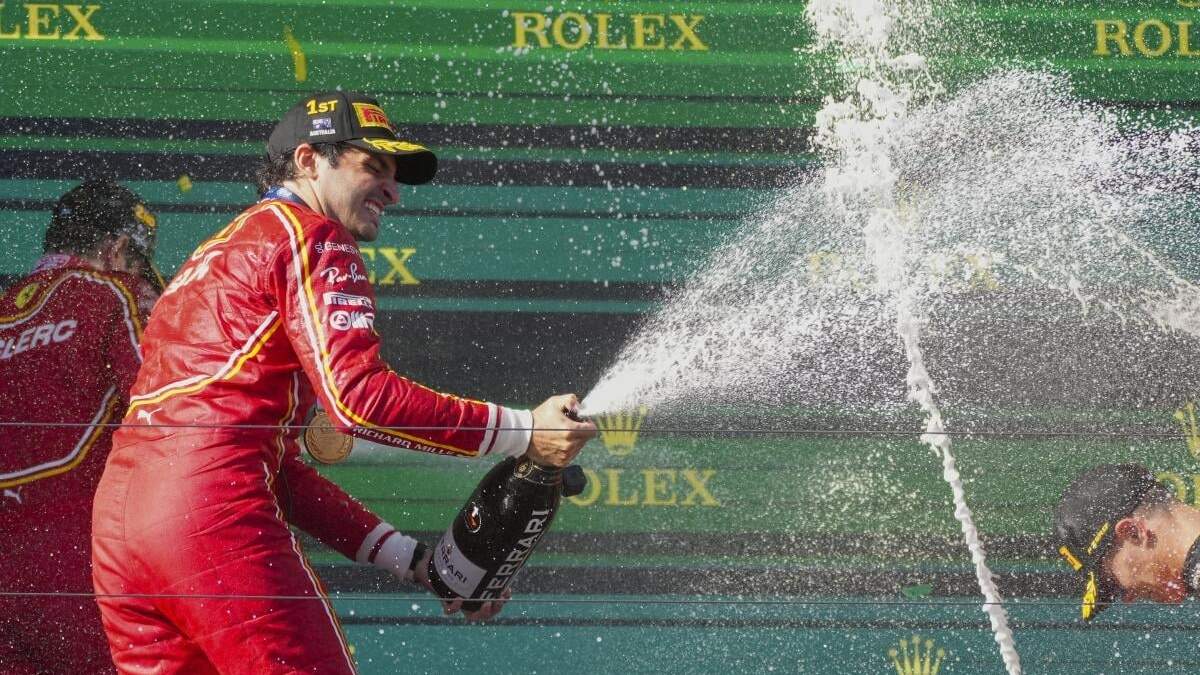 El piloto español de Ferrari Carlos Sainz rocía champán mientras celebra su victoria en el Gran Premio de Australia en Albert Park, Melbourne, Australia