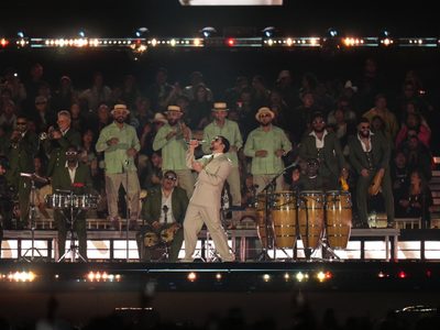 Bad Bunny sufre caída en su primer concierto del “Debí tirar más fotos World Tour” en México (Video)