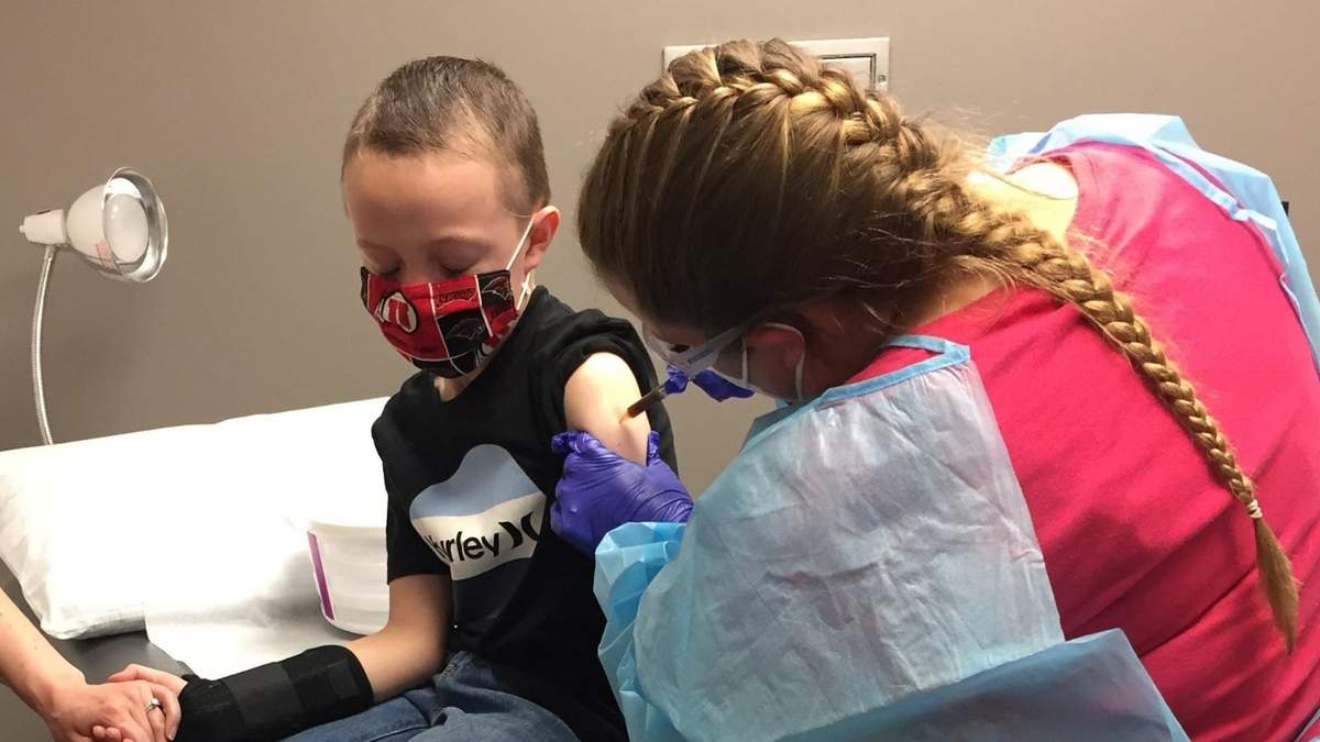 Un niño recibe la vacuna contra el coronavirus durante los ensayos de Moderna. Fuente: (Twitter)
