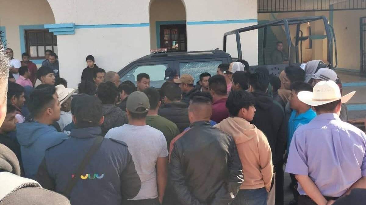 Pobladores de Chenalhó, Chiapas, retienen a elementos de la FGE después de que atropellaron a un adulto mayor