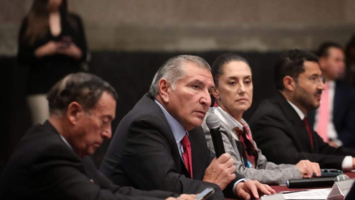 El secretario Adán Augusto López, la jefa de gobierno Claudia Sheinbaum y el secretario de Gobierno, Martí Batres
