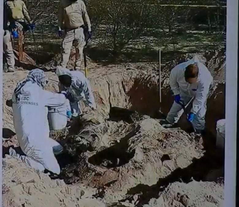 Trabajos en una de las fosas clandestinas de la reserva ambiental de la colonia Miguel Alemán, en el municipio de Mexicali, Baja California