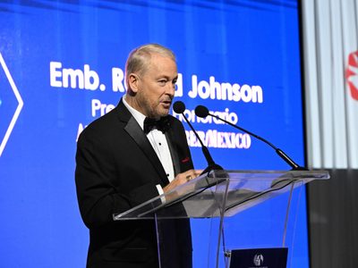 Ronald Johnson presume inversión de 40 mdd de EU en Centro de Mejoramiento de Maíz