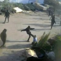 Video muestra a hombres armados golpeando a palestino en la Cisjordania ocupada por Israel