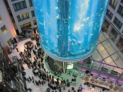 Estalla el acuario cilíndrico más grande del mundo dentro del Radisson de Berlín (Video)
