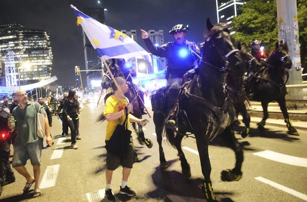 La policía montada dispersa a los manifestantes que bloquean una carretera durante una protesta para exigir la liberación de todos los rehenes retenidos por Hamás en la Franja de Gaza y pedir el fin de la guerra, en Tel Aviv, Israel, el sábado 9 de agosto de 2025