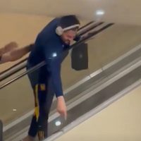 Gignac estuvo a punto de sufrir un terrible accidente en las escaleras eléctricas (Video)