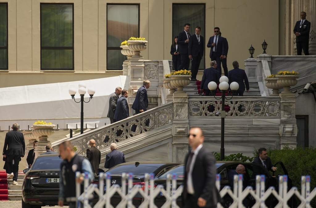 Miembros de la delegación rusa llegan al Palacio de Ciragan para conversaciones de paz entre Ucrania y Rusia en Estambul, Turquía, el lunes 2 de junio de 2025