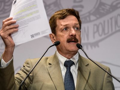 Romero Hicks se baja de la contienda opositora y respaldará a Xóchitl Gálvez