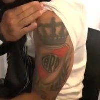 El jugador de Riestra que tiene un tatuaje de River y jugará el sábado ante Boca