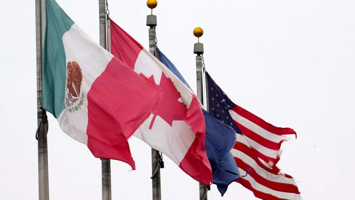 Las banderas de México, Canadá y Estados Unidos en el puente Ambassador en Detroit el 3 de febrero del 2025