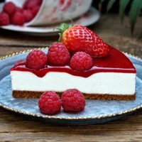 Olvidate del horno: la receta de tarta de frutos rojos y yogur que es el postre más rico y práctico